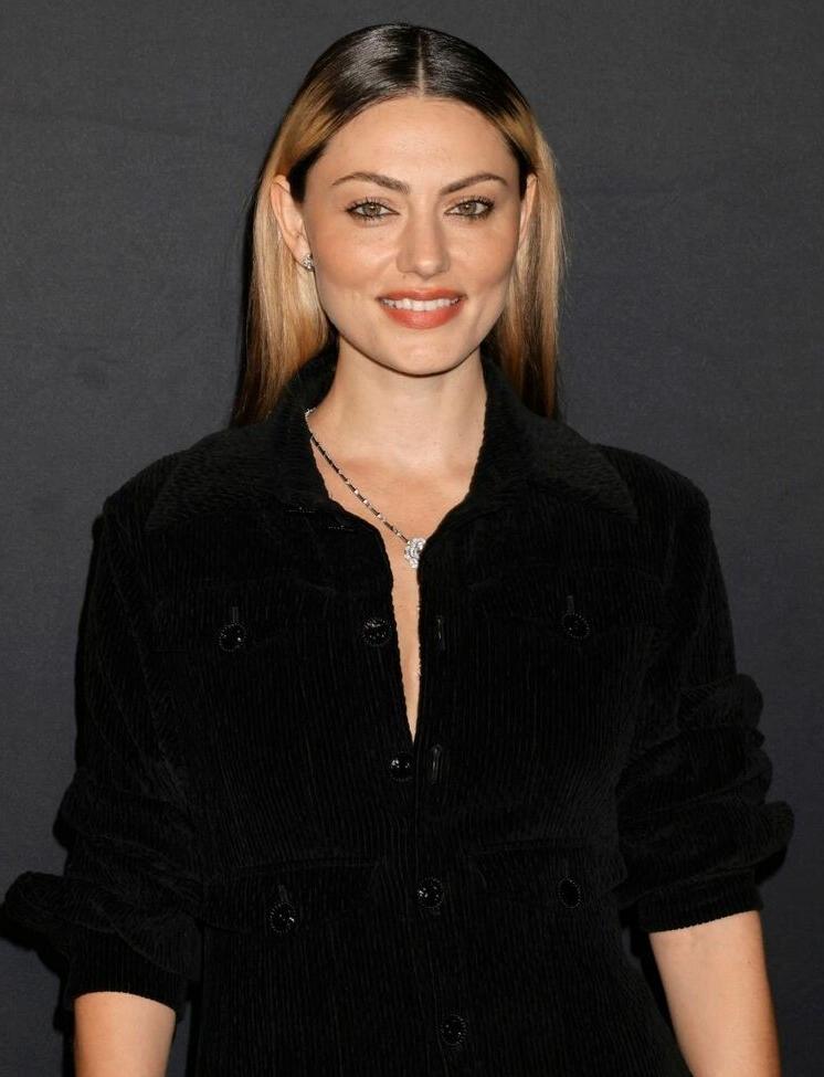 25P Phoebe Tonkin nude