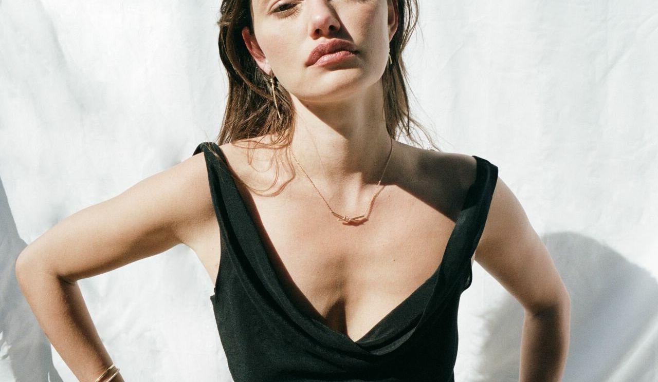 25P Phoebe Tonkin nude