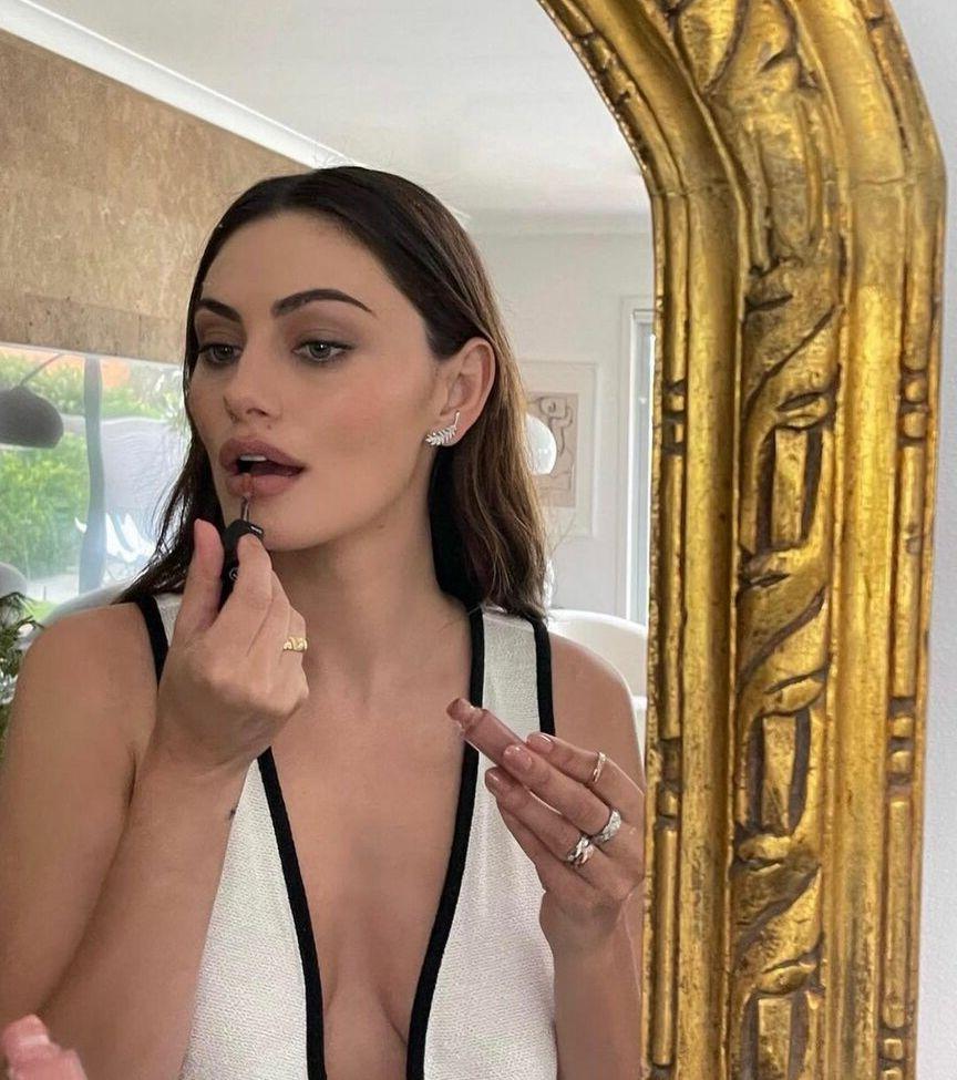 25P Phoebe Tonkin nude