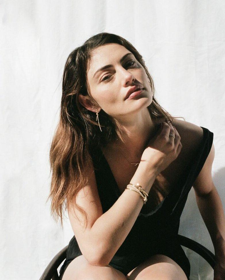 25P Phoebe Tonkin nude
