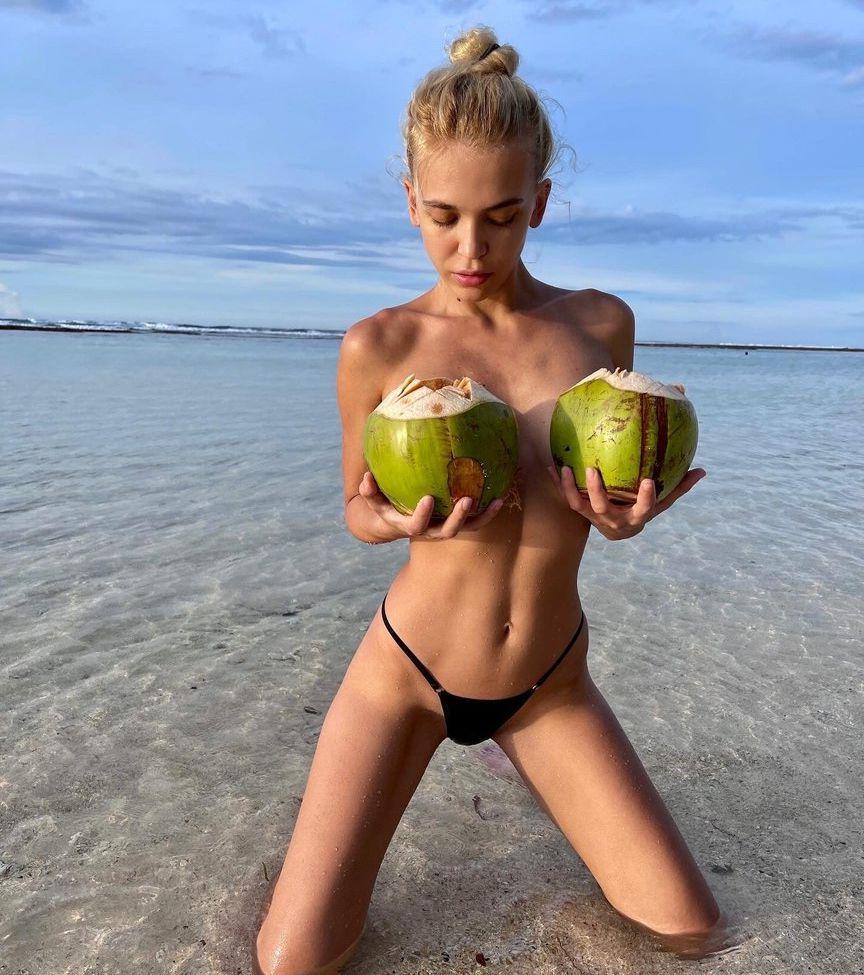 25P Moto_blonda nude