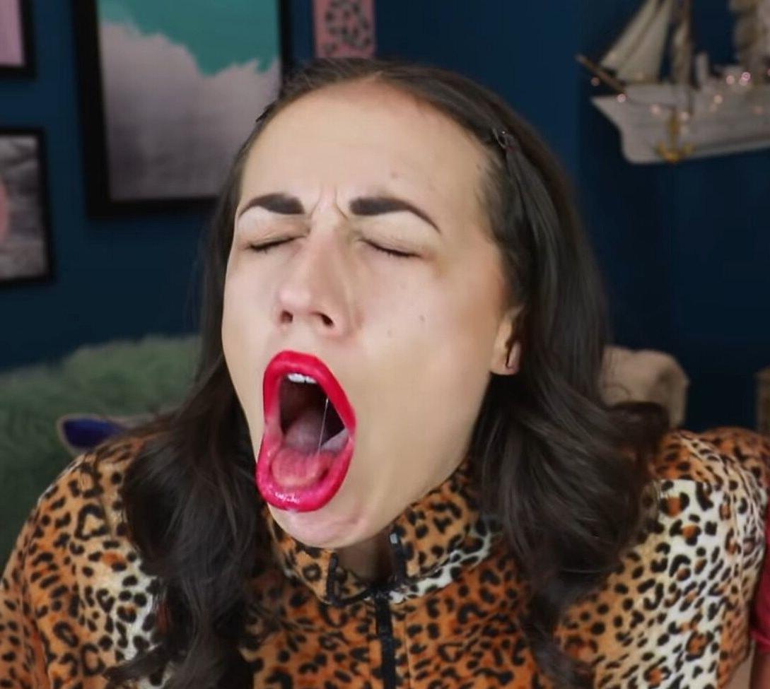 25P Colleen Ballinger nude