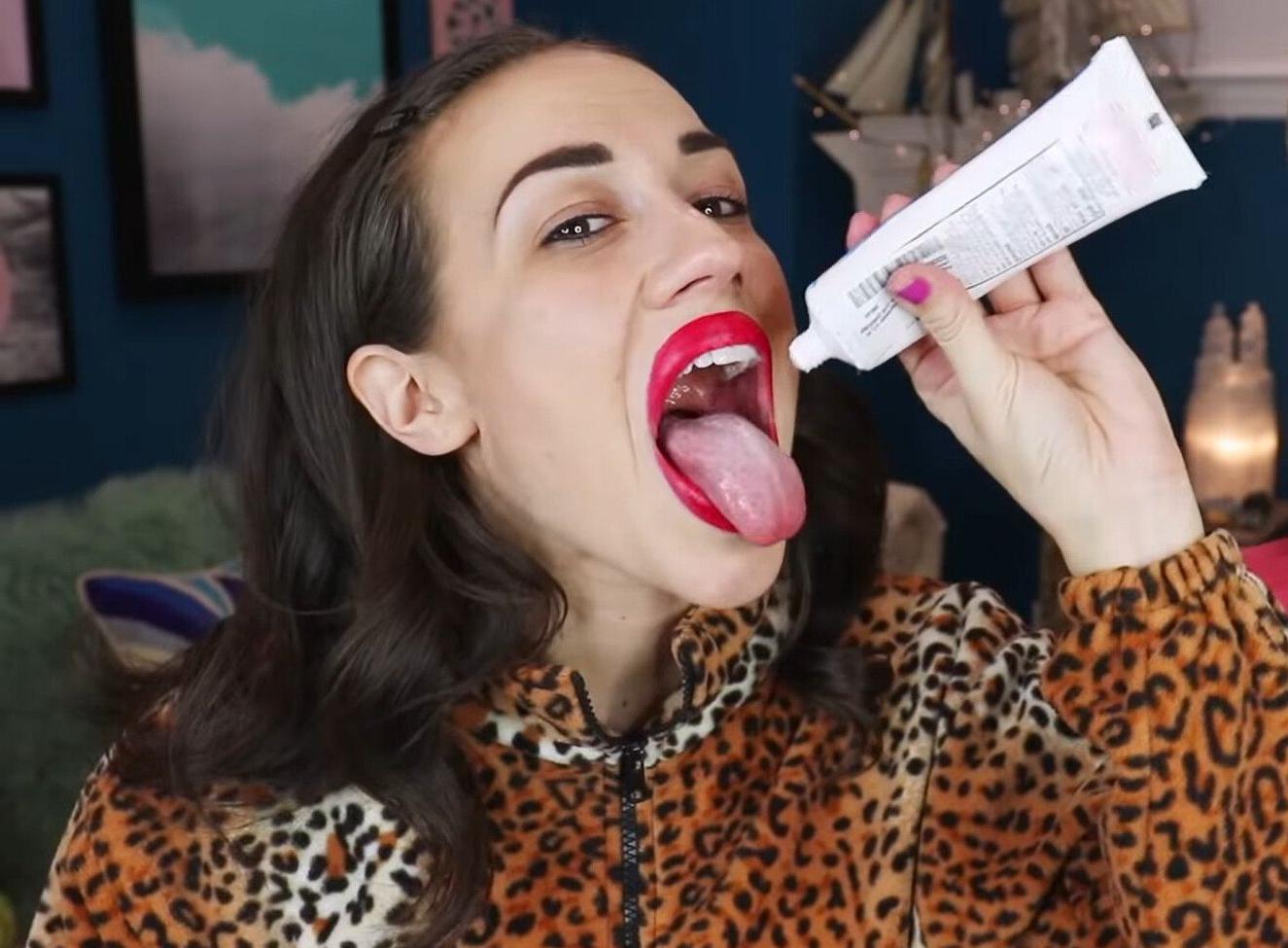 25P Colleen Ballinger nude