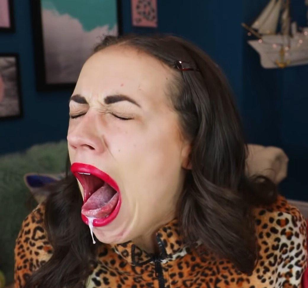 25P Colleen Ballinger nude