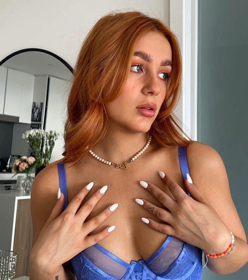 25P Lara Ledwidge nude
