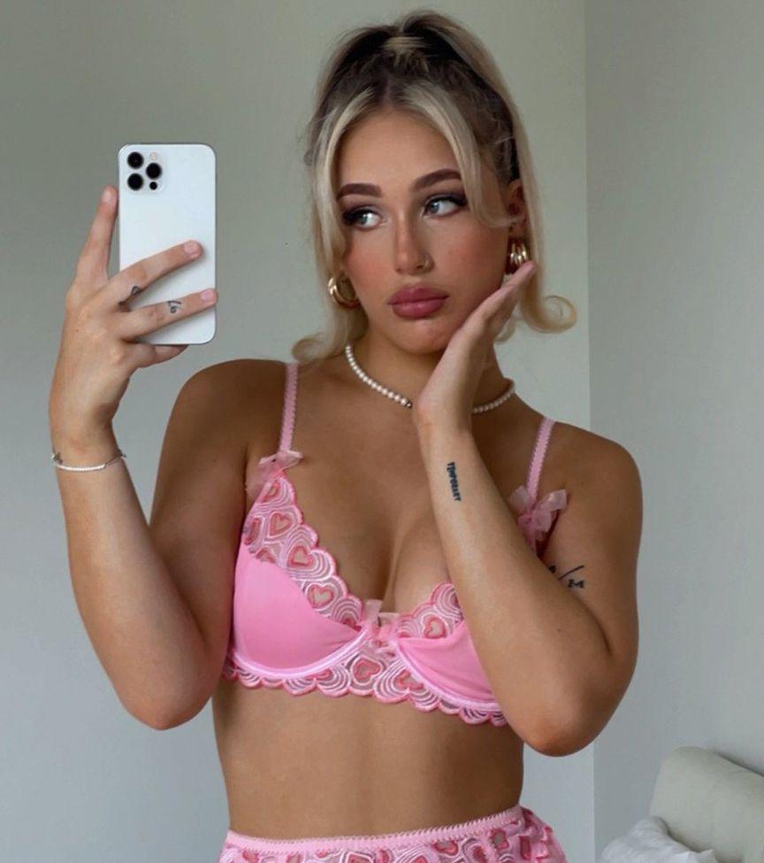 25P Lara Ledwidge nude