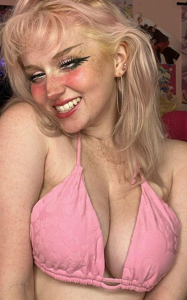 25P Sara Deline nude