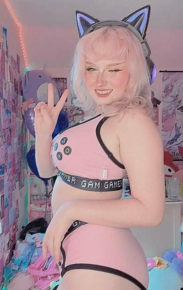 25P Sara Deline nude