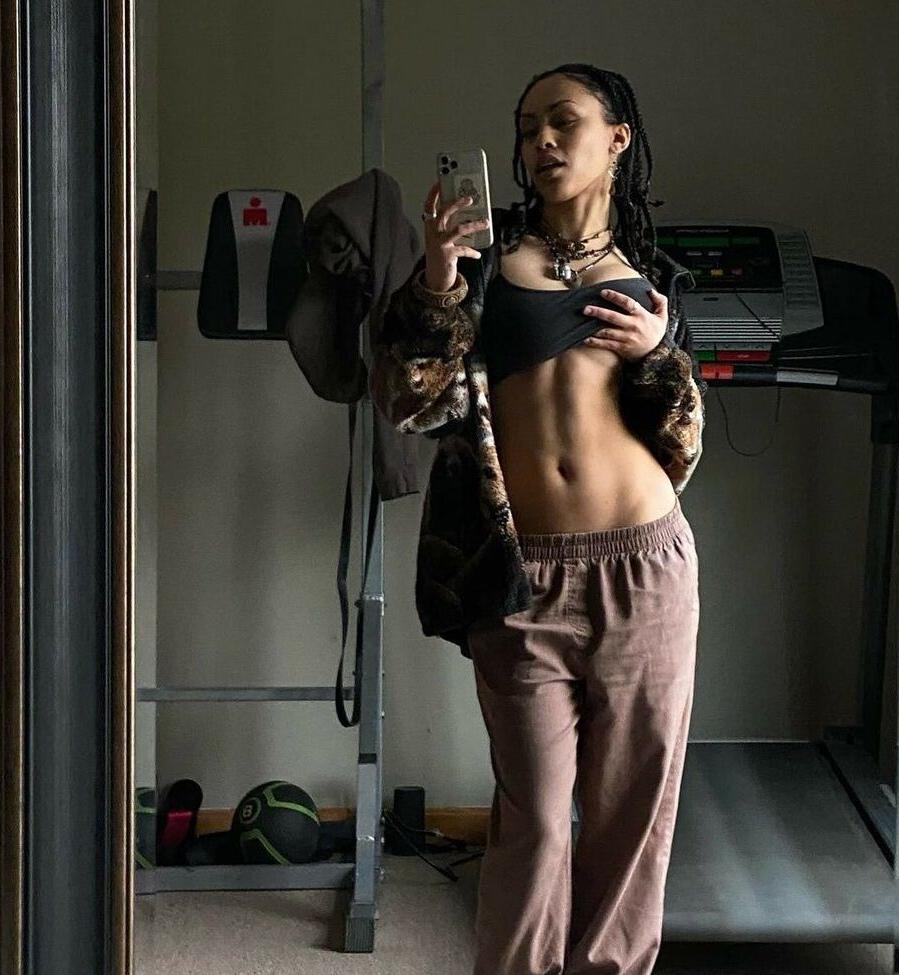 25P Aaliyeezy nude