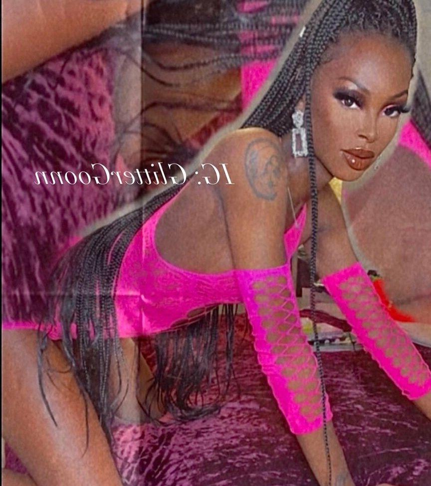 25P Erotica Vanderlei nude