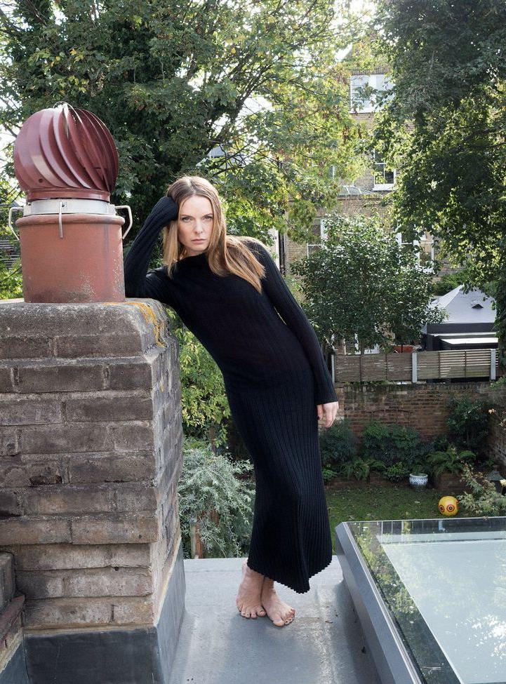 25P Rebecca Ferguson nude