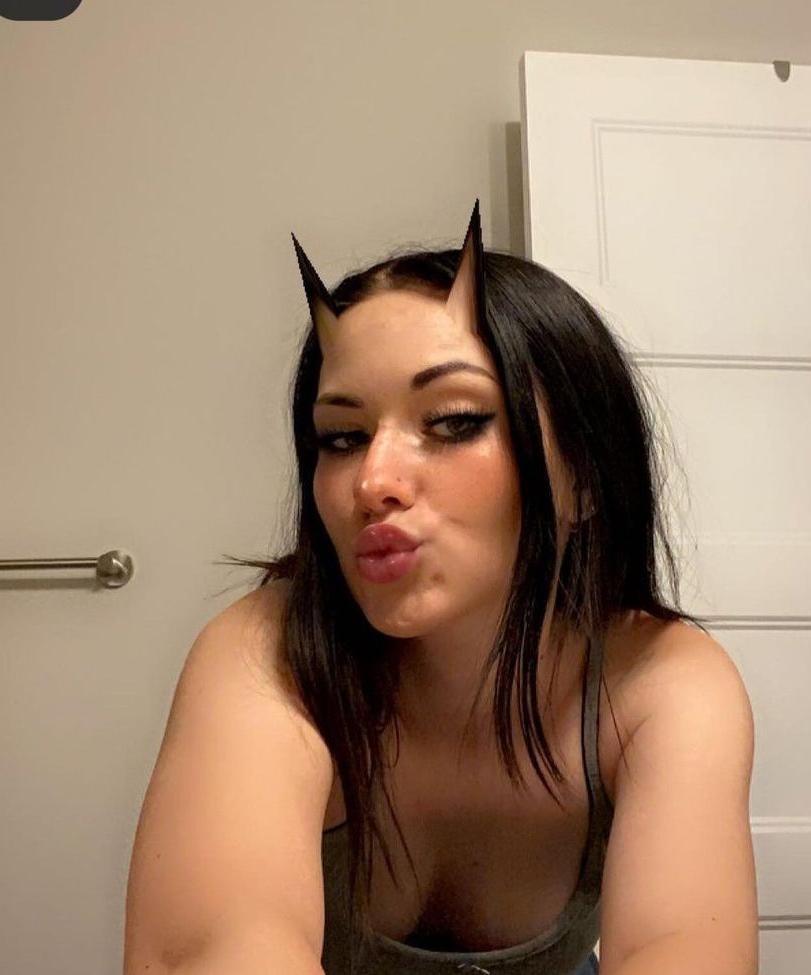 18P Emma Schoo nude
