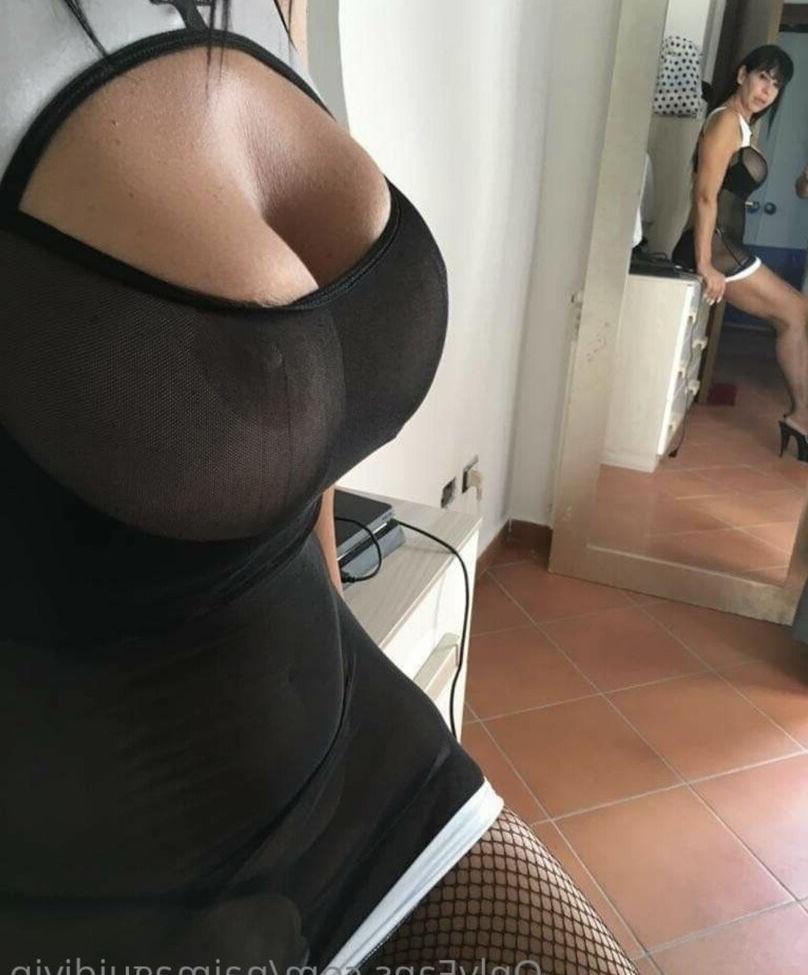 13P Naima Guidi nude