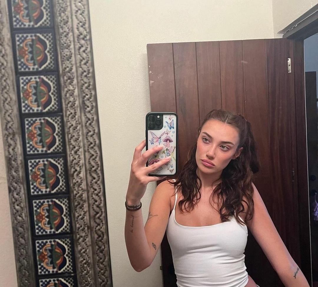 25P Olivia OBrien nude
