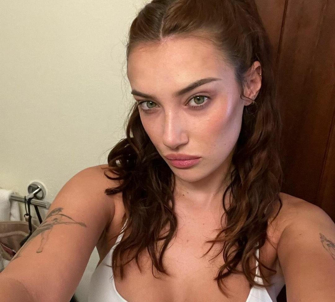 25P Olivia OBrien nude