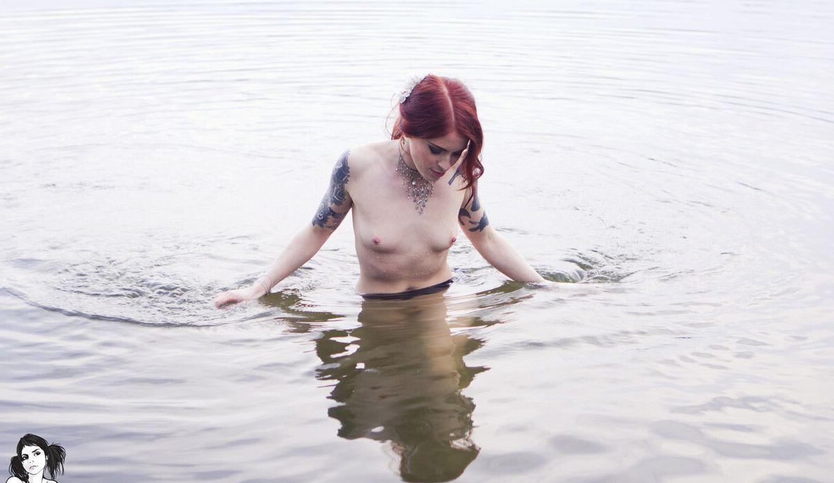 25P Annalee nude
