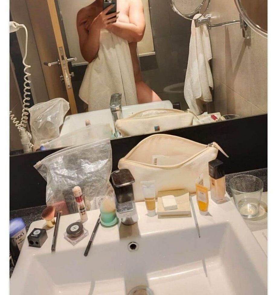 25P Olly Esse nude