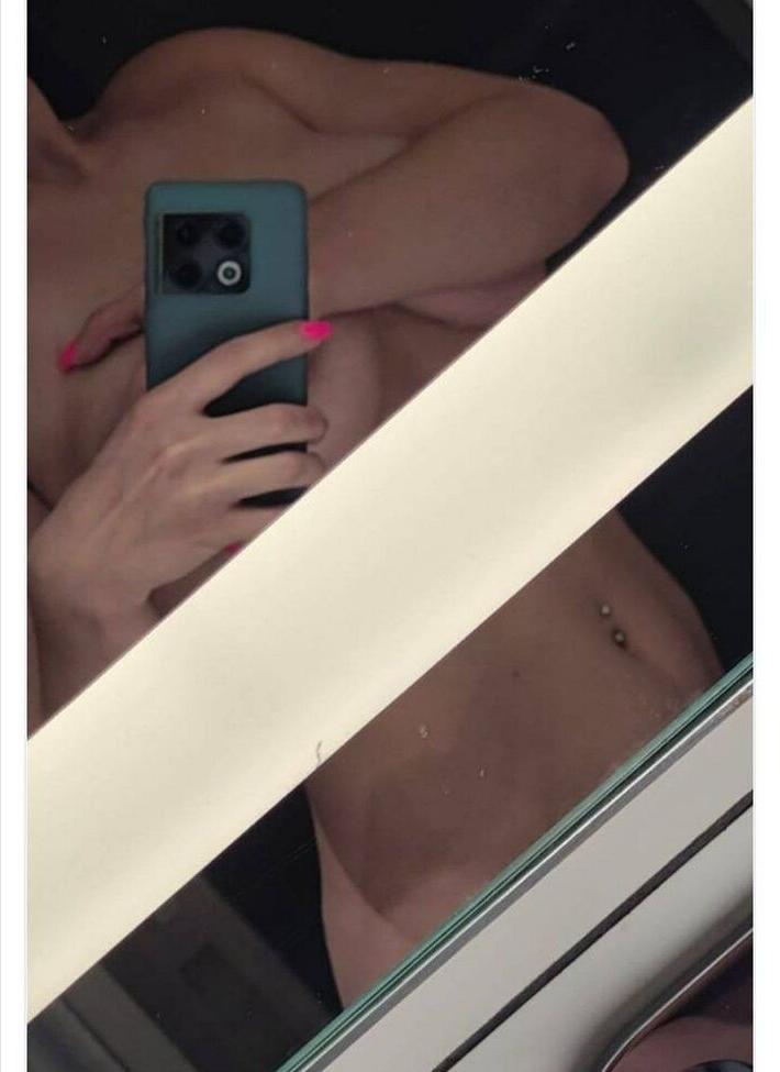 25P Olly Esse nude