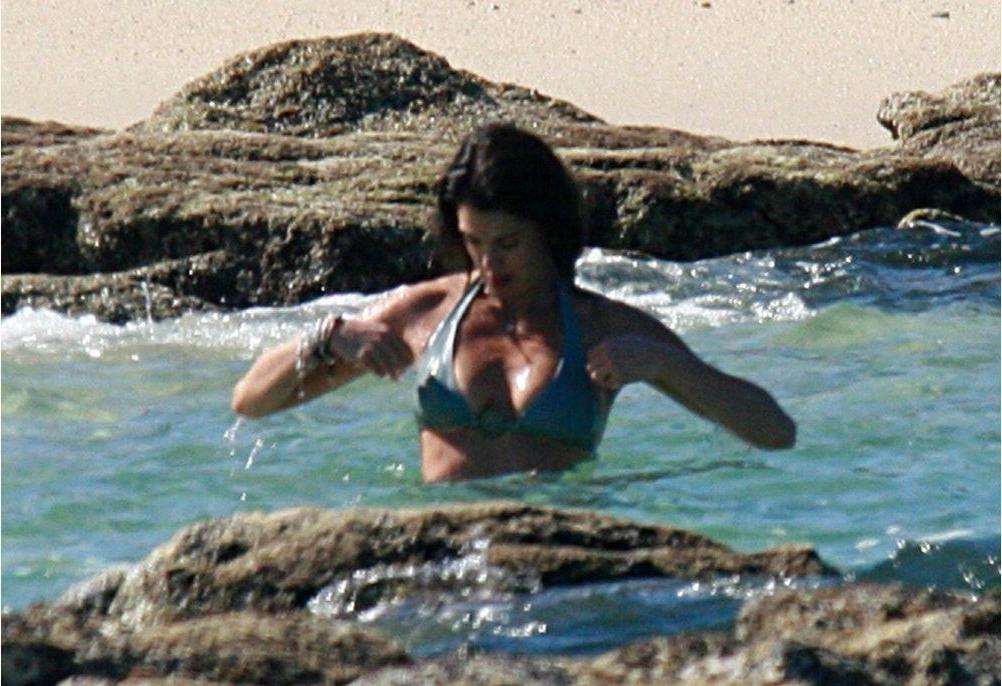 25P Teri Hatcher nude