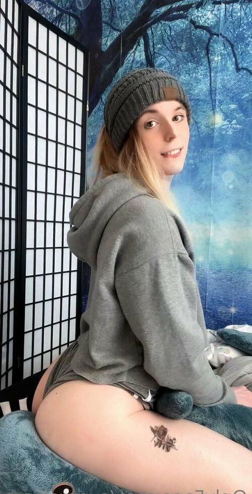 17P Avery Ellis nude