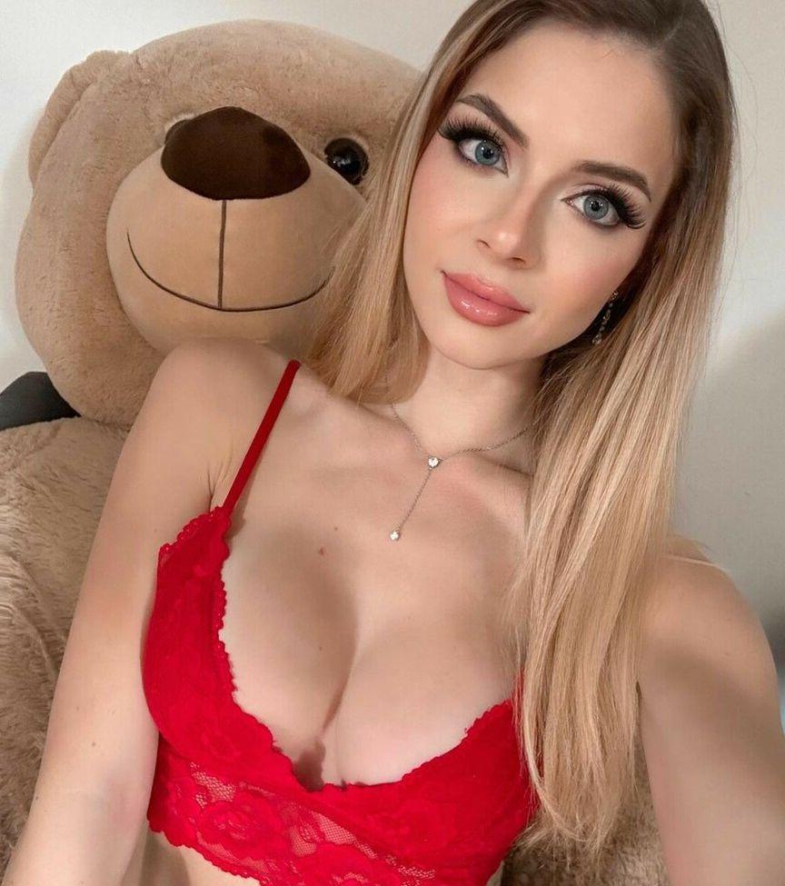 15P Christina Lionscat nude