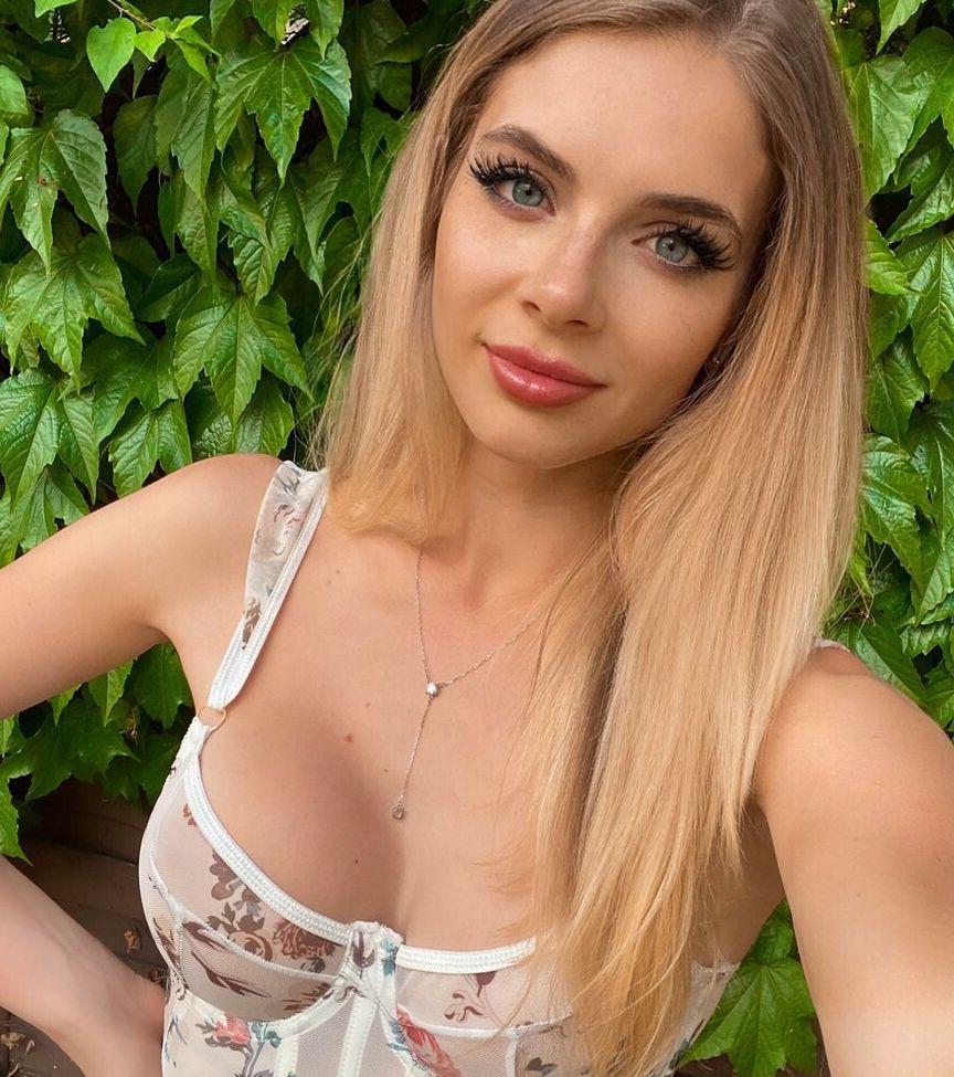 15P Christina Lionscat nude