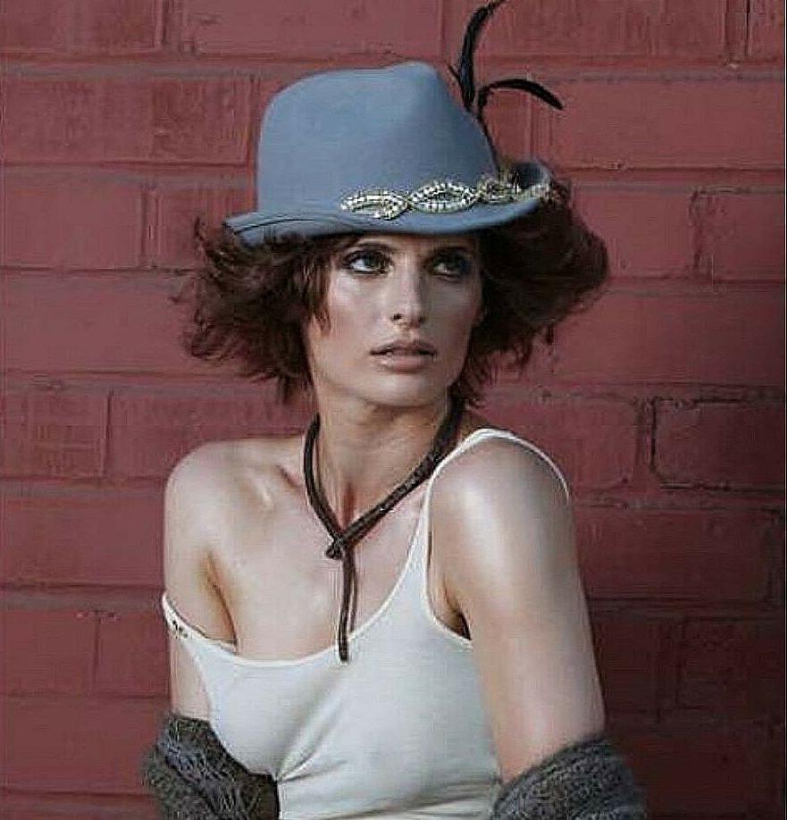 25P Stana Katic nude
