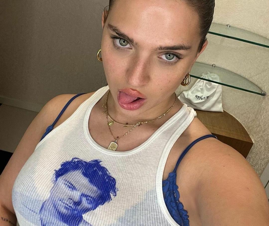 25P Mae Muller nude