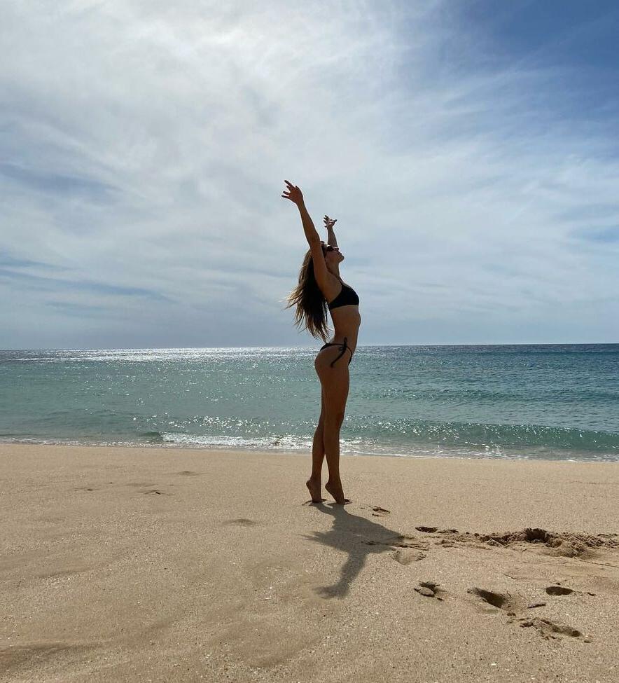 25P Stephanie Cayo nude