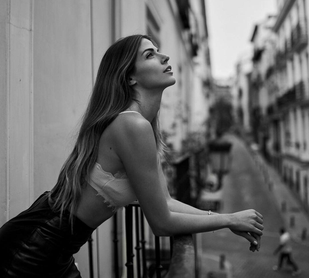 25P Stephanie Cayo nude