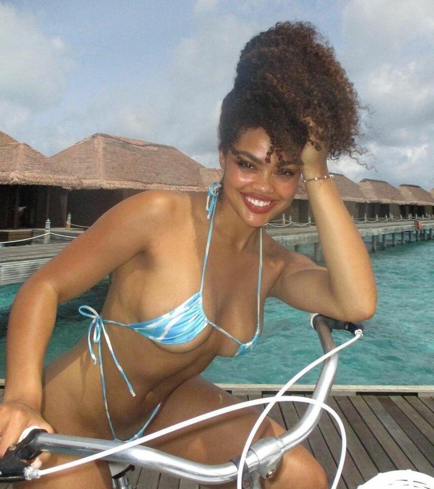 23P Caitlyn Mwenifumbo nude