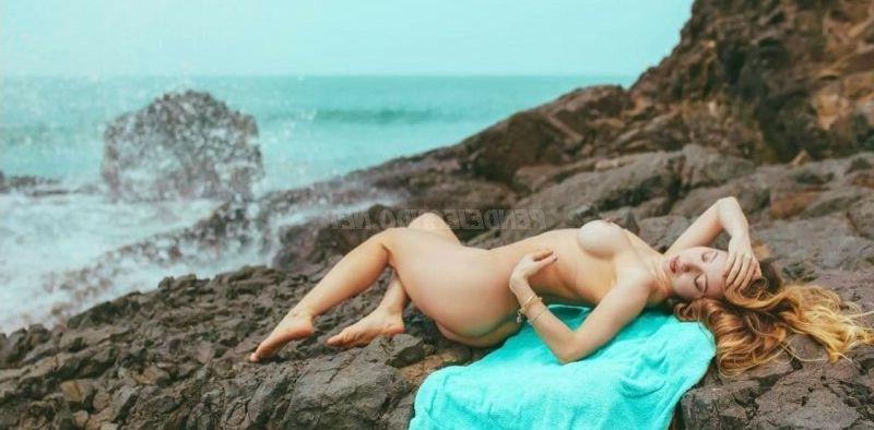 25P Nina Parodi nackt