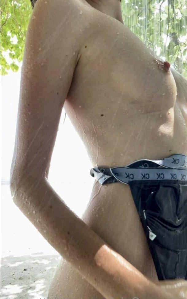 17P Robinsoncrusoe nude