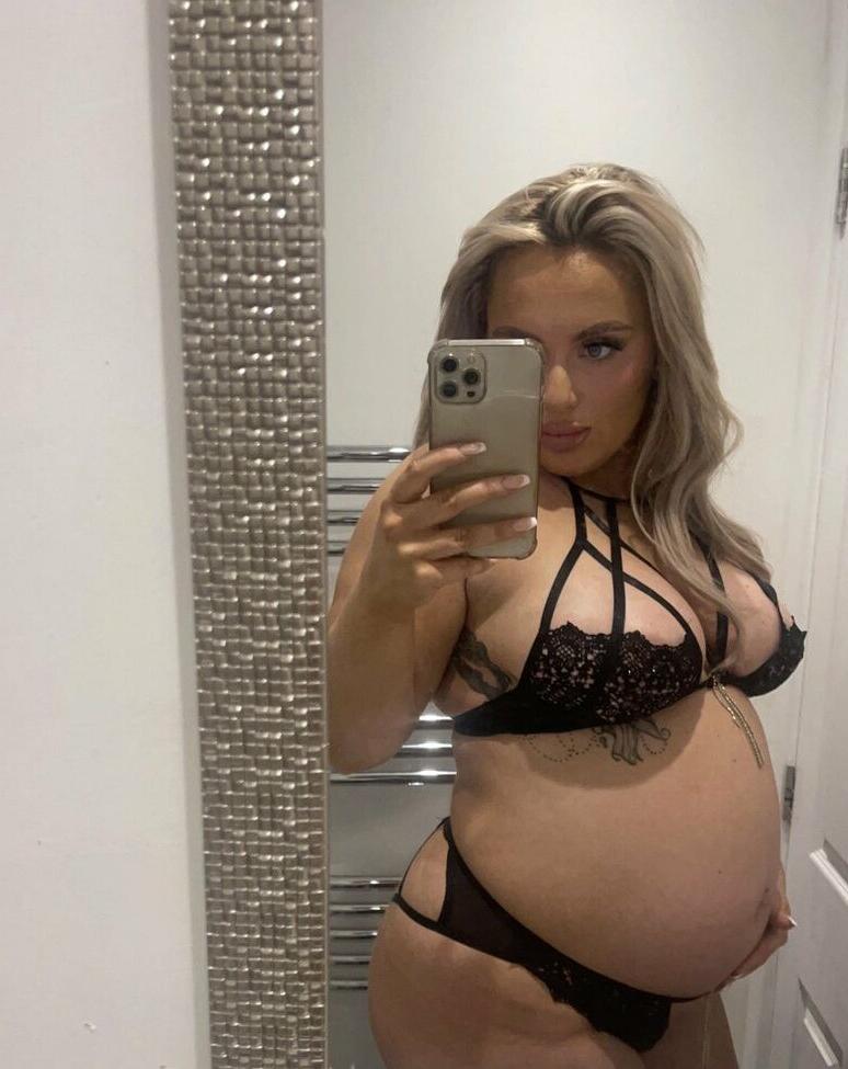 25P Caitlin Appleyard nude