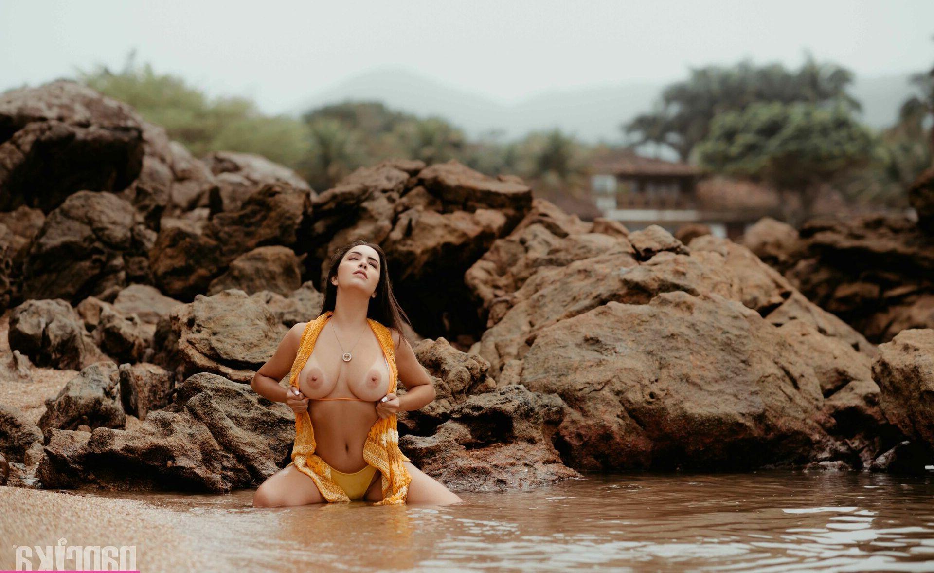 25P Talita Moraes nude