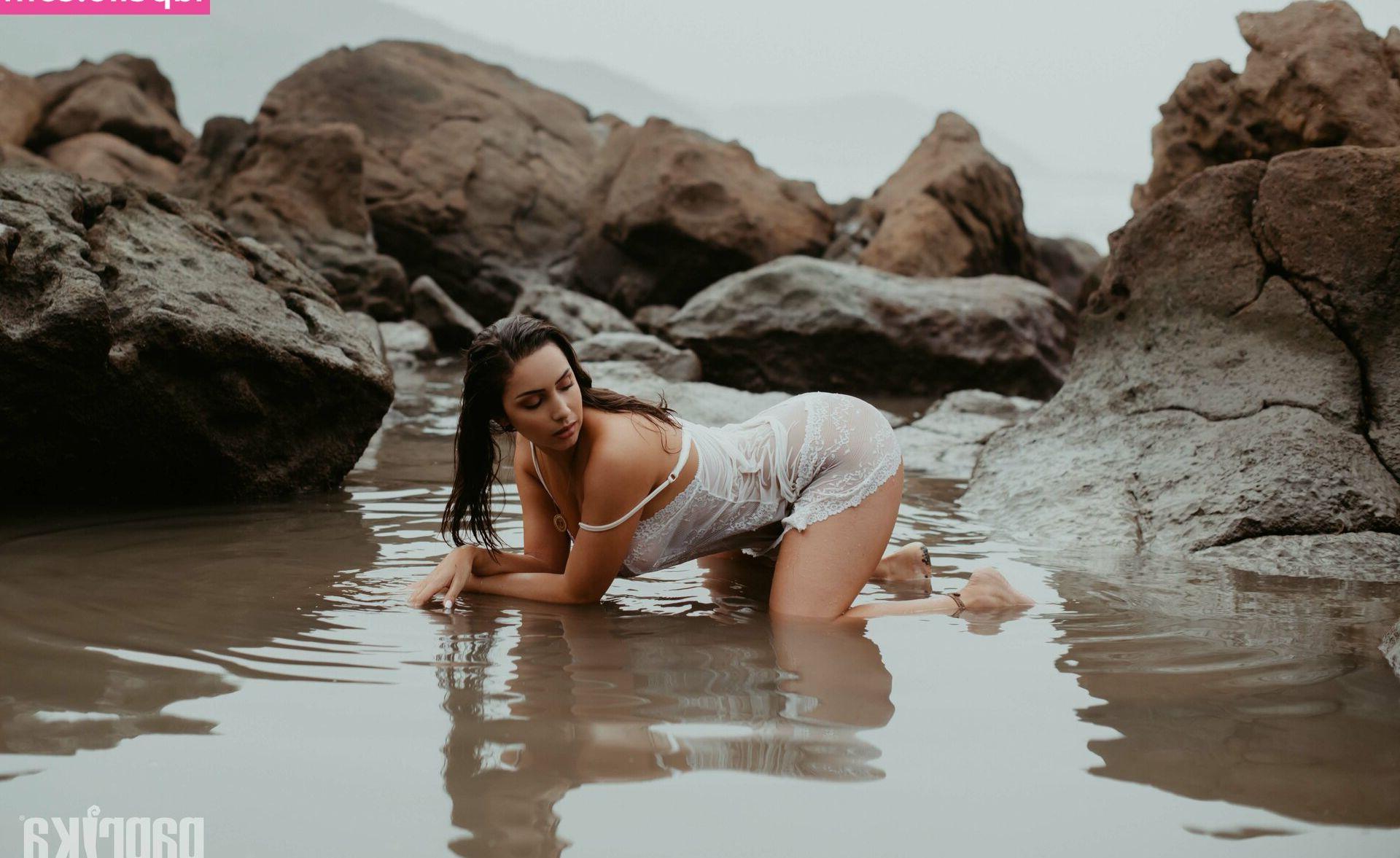 25P Talita Moraes nude