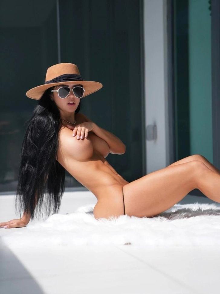 25P Ariana nude