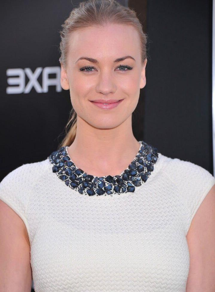 25P Yvonne Strahovski nude