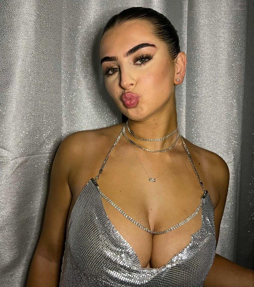 25P Diana Lapo nude