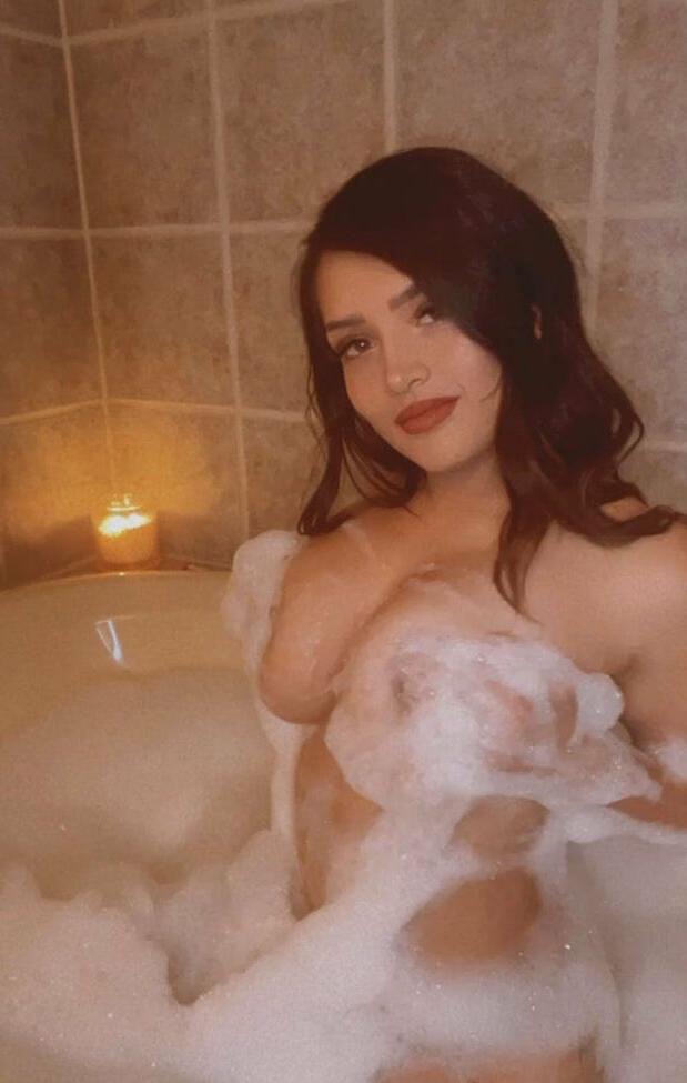 6P Dani Bikini Barista nude