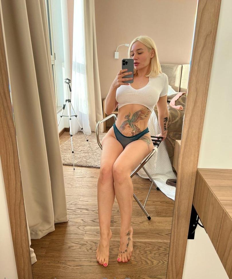 25P Ema Novak nude