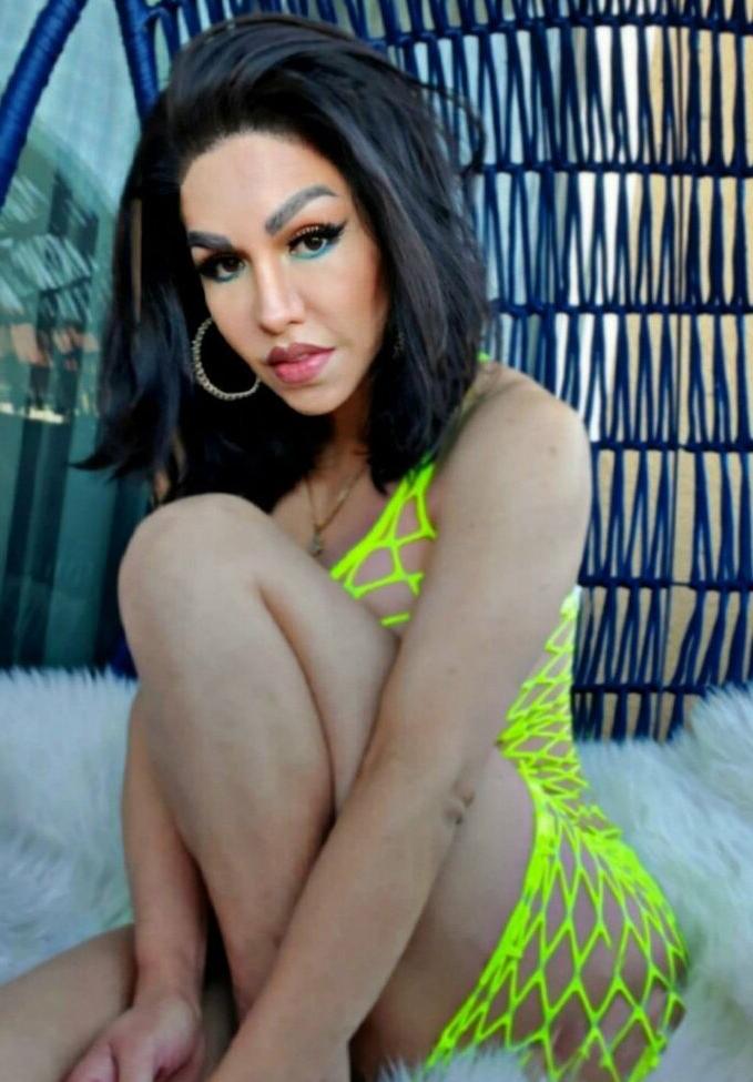 25P America LaRue nude