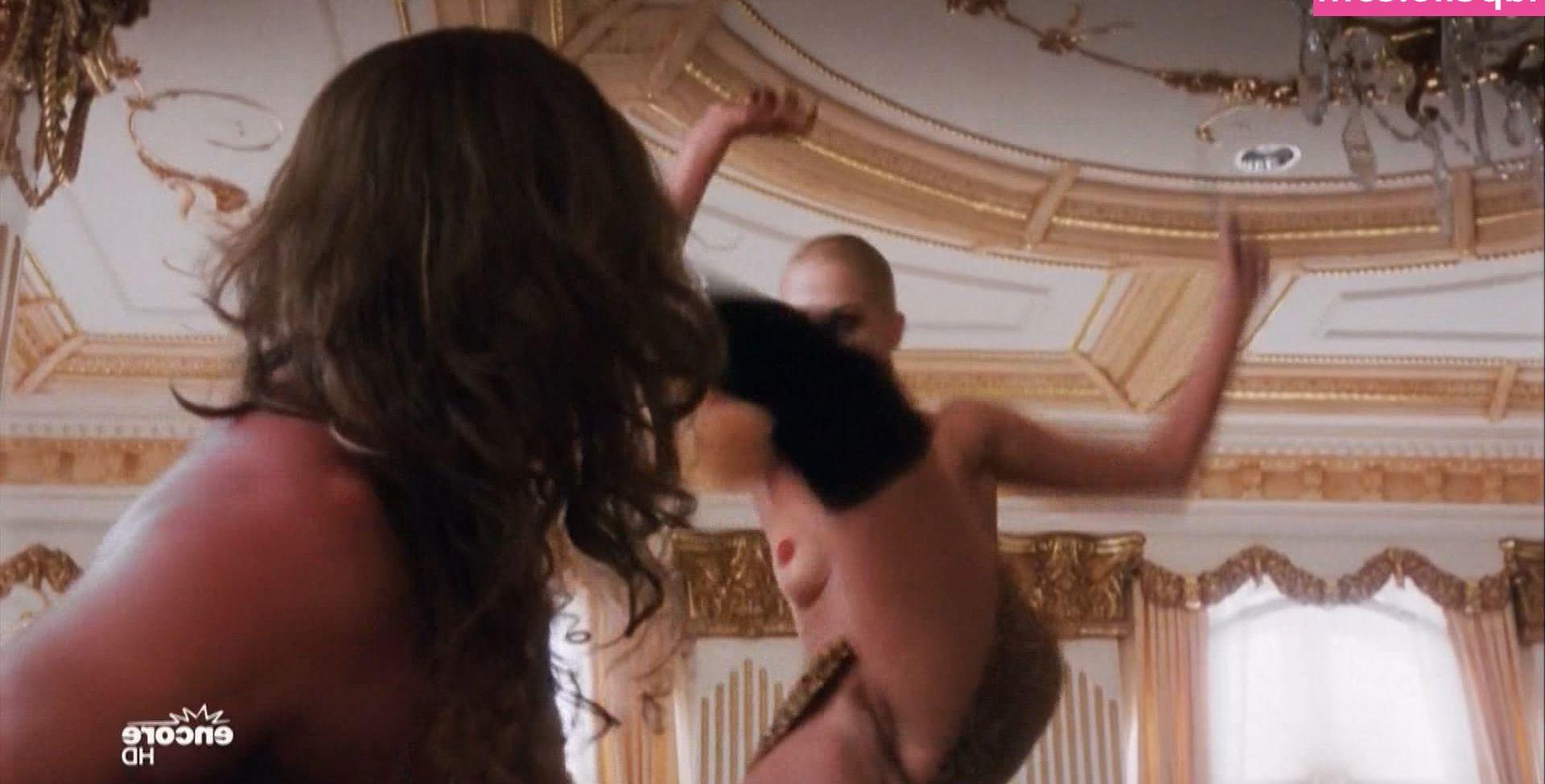 25P Elizabeth Berkley nude