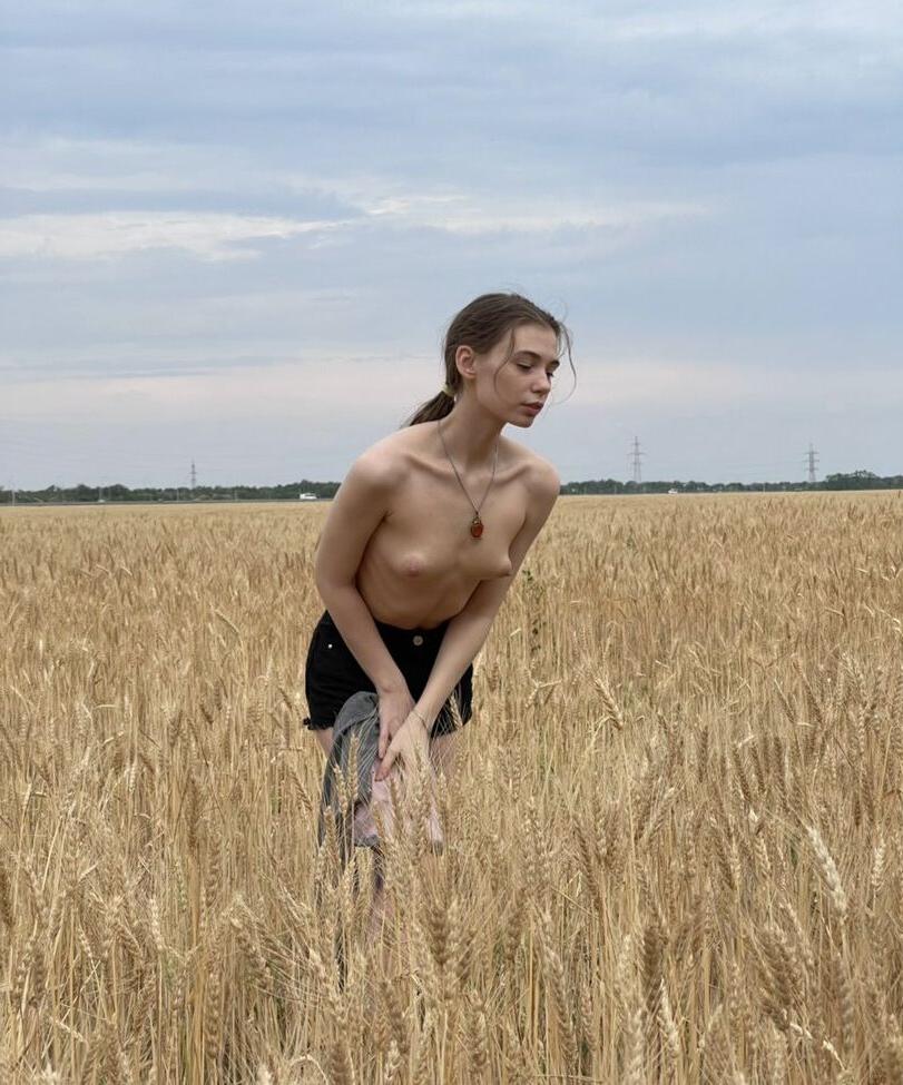 25P Sowa Valeri nude