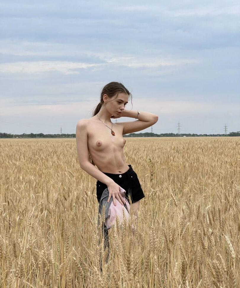 25P Sowa Valeri nude