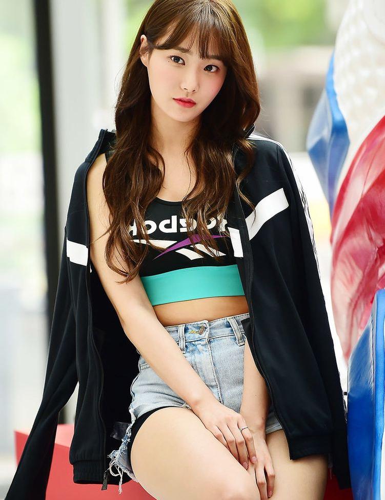 21P Momoland nackt