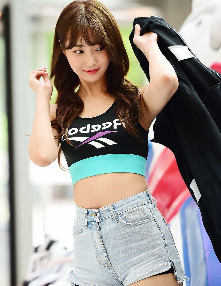 21P Momoland nackt