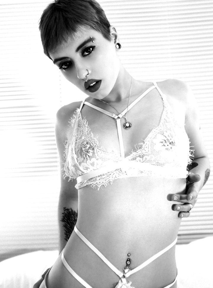 25P Taylor Evanchak nude