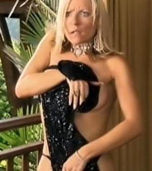 19P Zoe Lucker nude