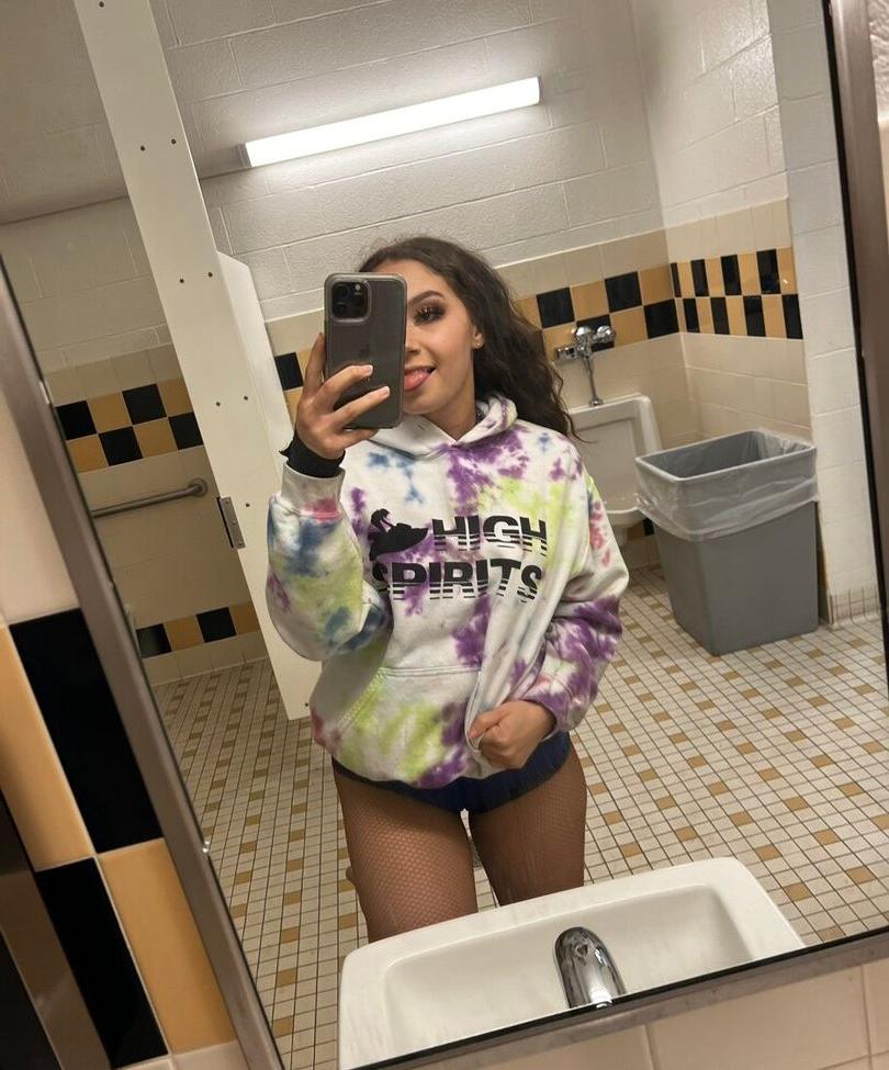 25P Skye Dolecki nude